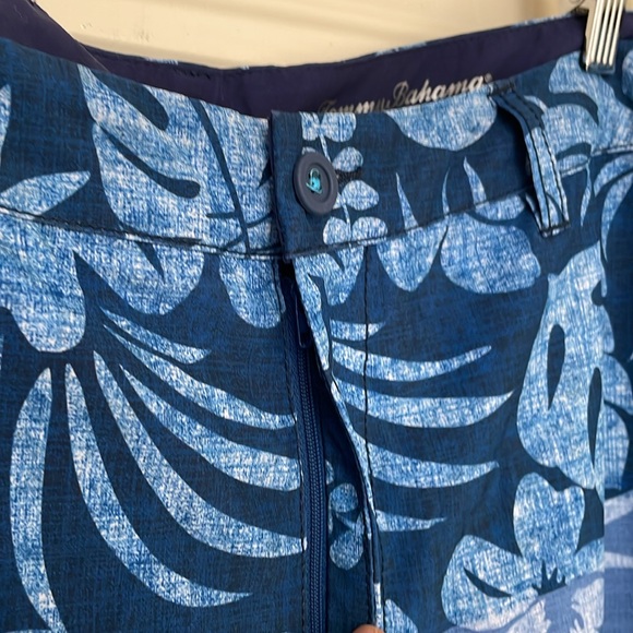 TOMMY BAHAMA Blue Floral Cayman Waterline 9" Board Shorts Men’s Size 40 - Picture 2 of 9